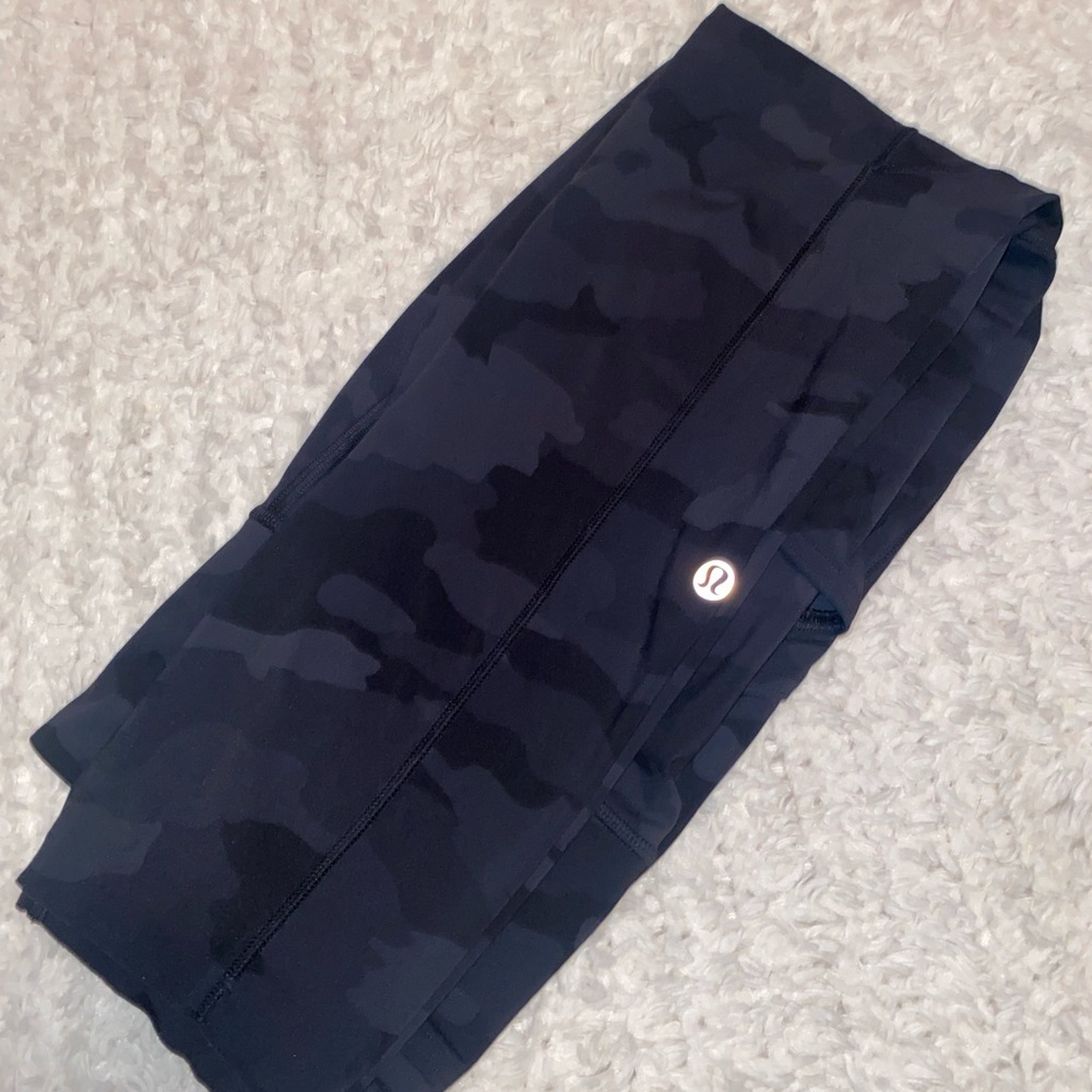Black camo Lululemon leggings. Wunder trains!!! Size 6
